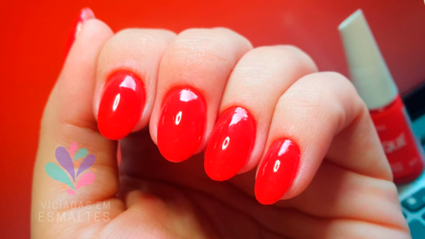 Unhas testando o esmalte risqué vermelho felicidade